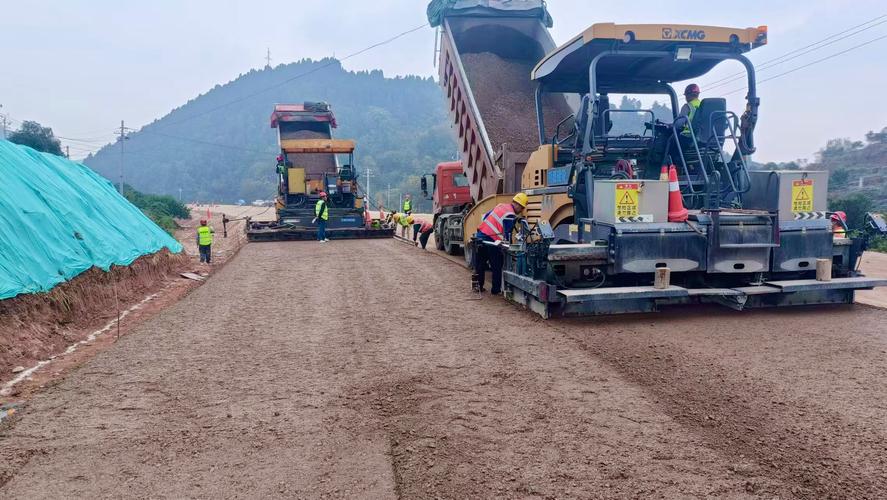 昌磷路一期一級公路工程順利完成首次路面水穩(wěn)層鋪設