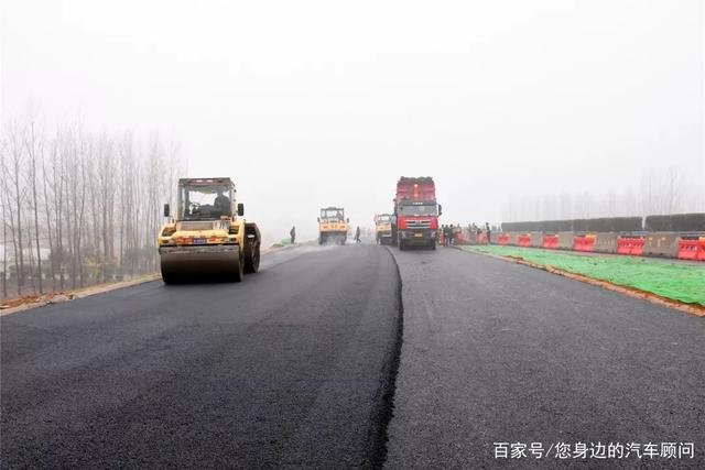水泥路面更結實,成本還低,為何高速公路卻喜歡用瀝青路面呢?